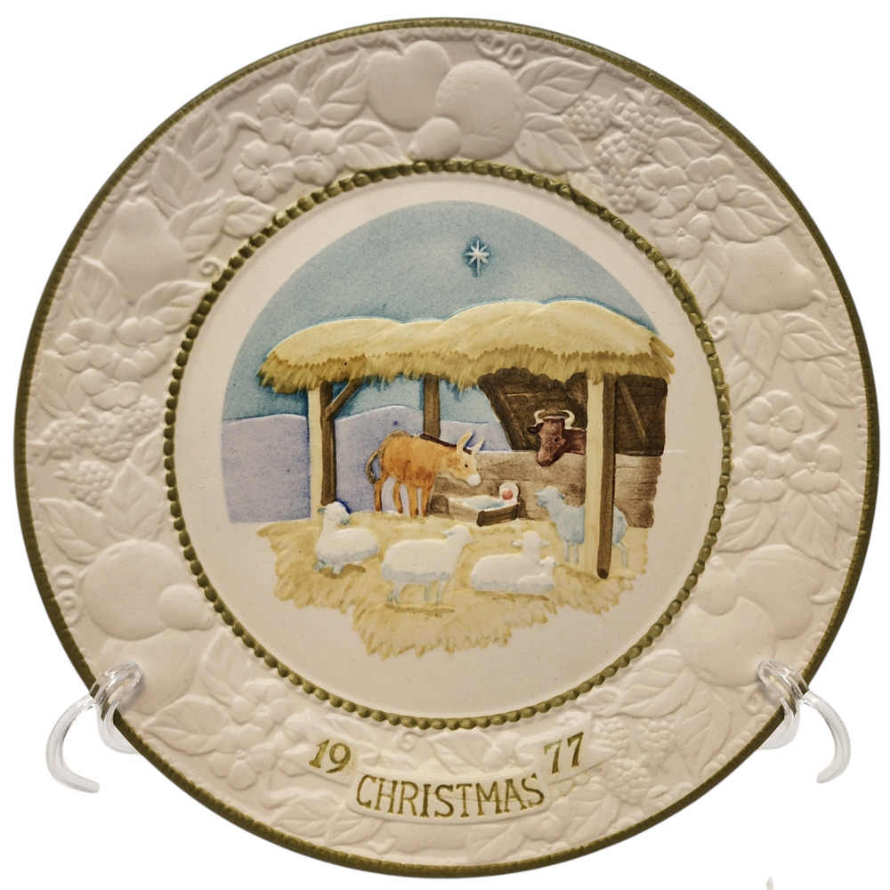 Vernon Ware Metlox 1977 Christmas Plate "Away In The Manger" 7th in Series